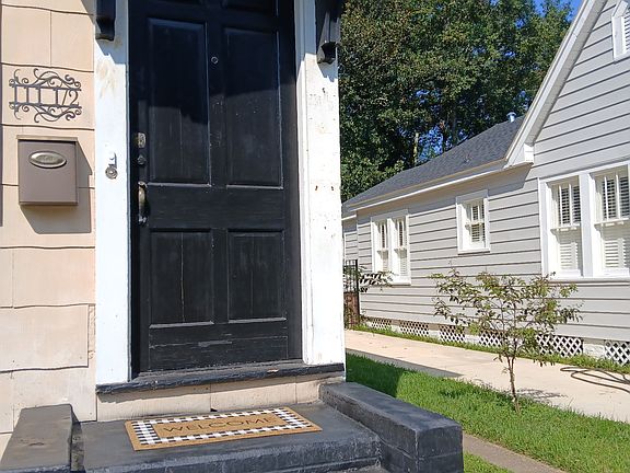 Front door leading to upstairs unit