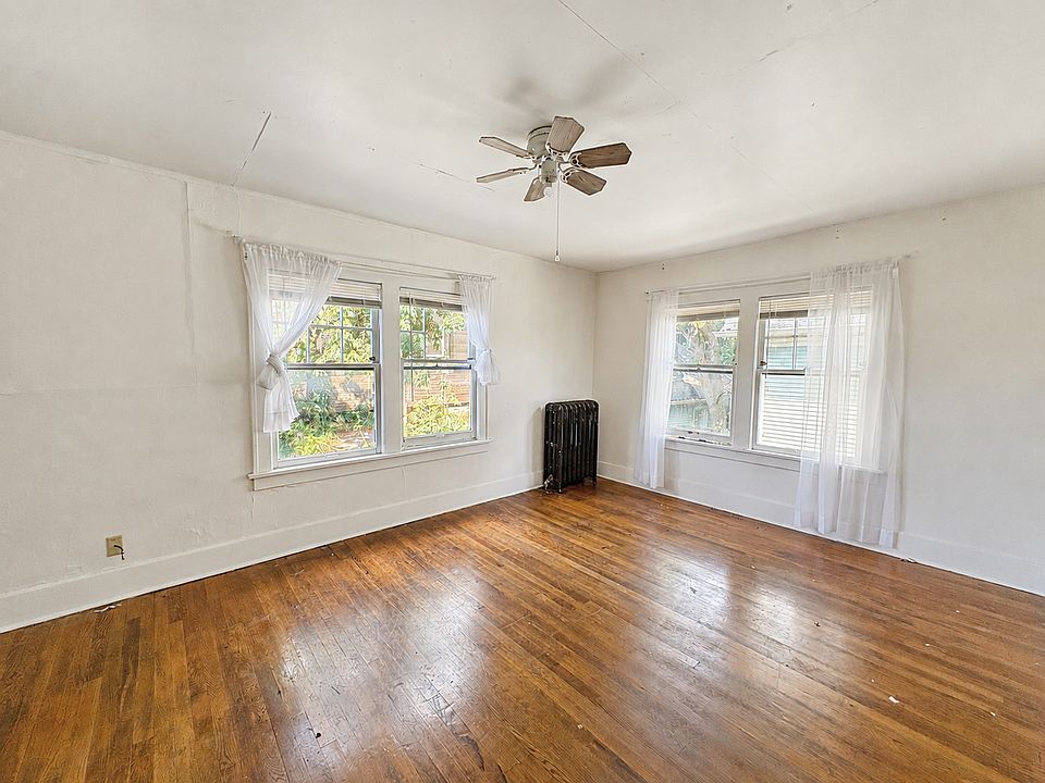 1st image of 1110 E John St #1