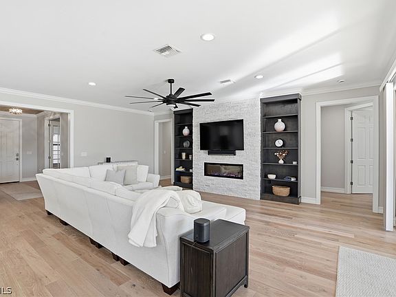 3rd image of 11001 Castlereagh St