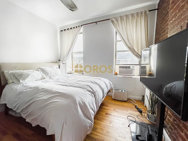 215 E 10th St #21 — Photo 1