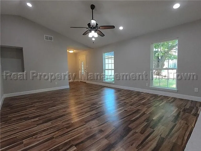 2325 Warwick Ave — Photo 6