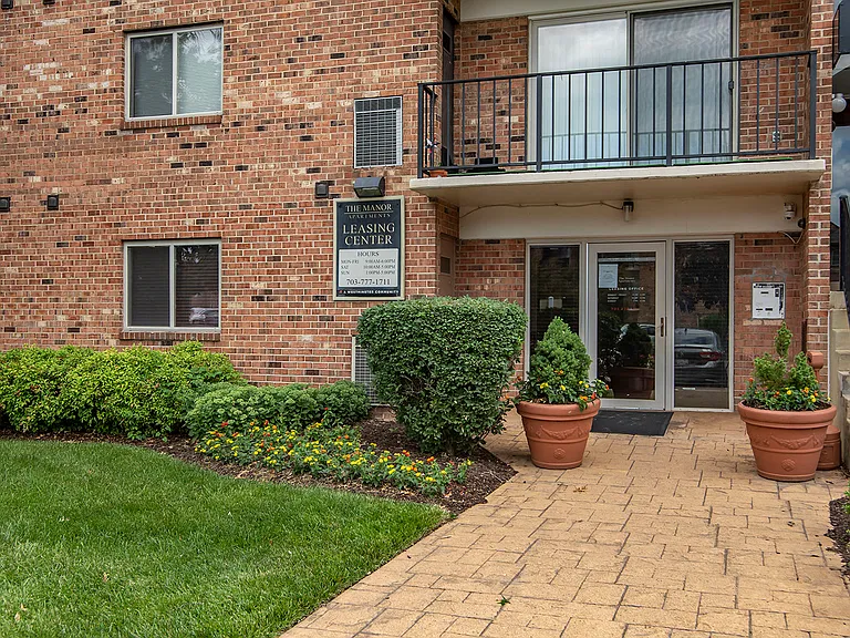 The Manor/The Manor East Apartments — Photo 26