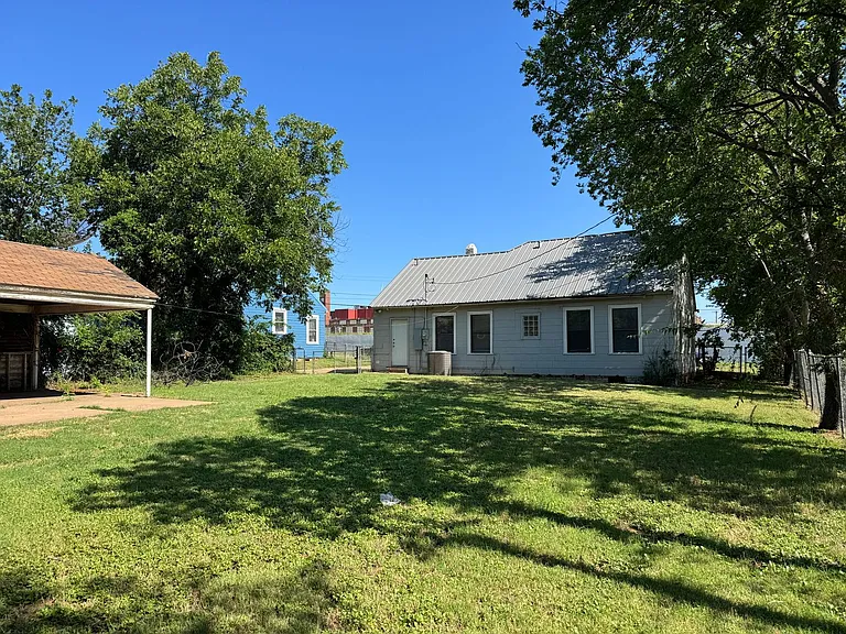 2137 Avenue J — Photo 24