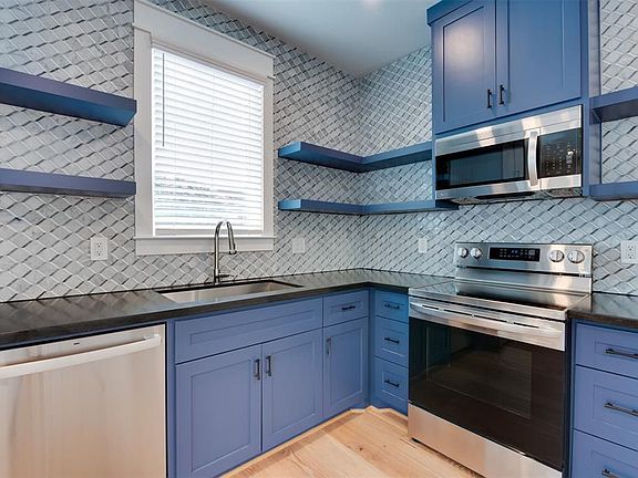 4th image of 425 W 21st St #B