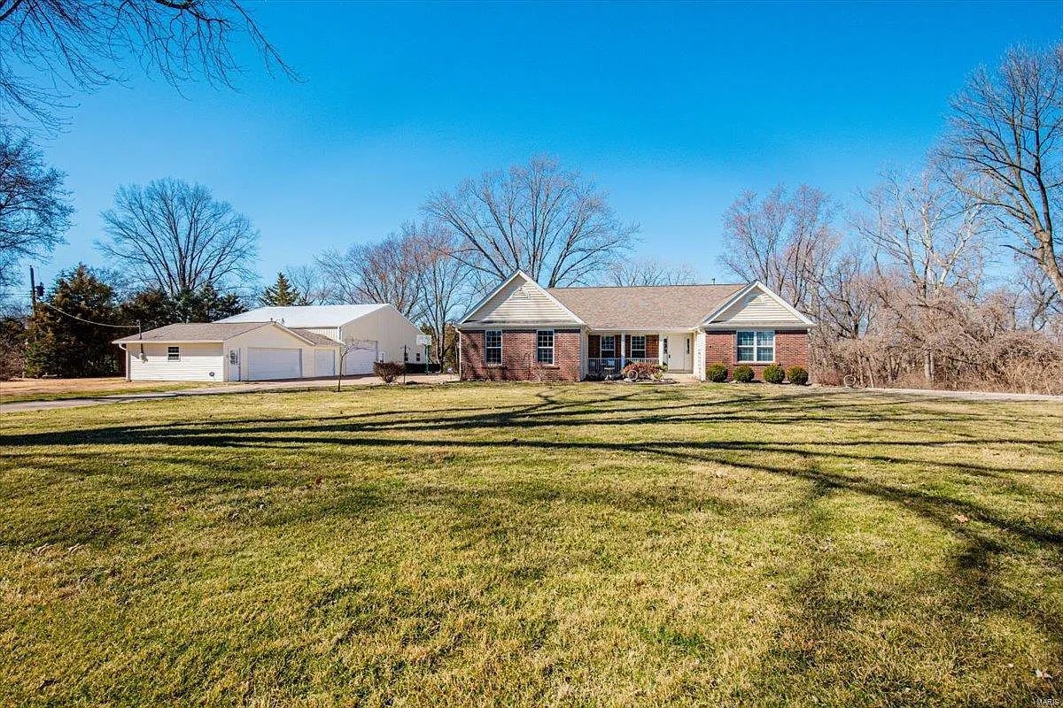 2215 Oxford Dr photo 1