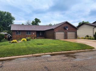 1624 12th St SW, Minot, ND 58701