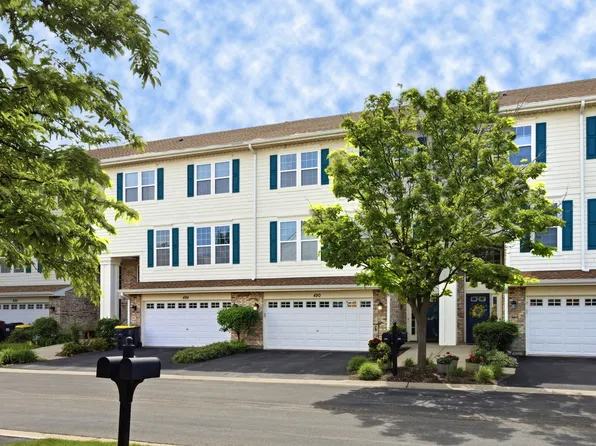 490 Dolton Ln, Carol Stream, IL 60188