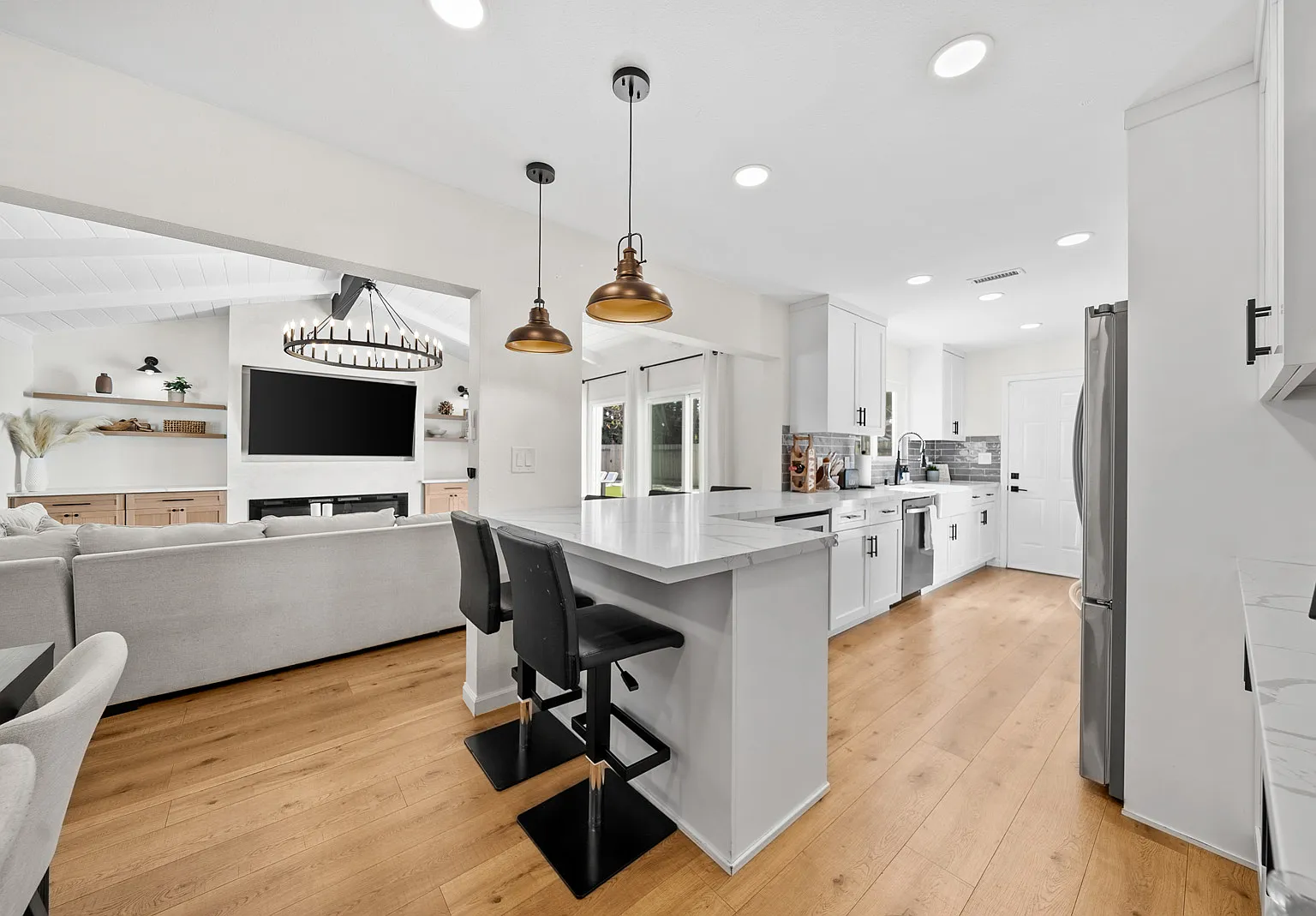 5 bed, 2.5 bath, 2528 sqft, $8,500 — Photo 1