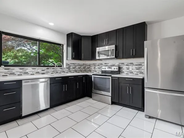 2330 Wheatfield Dr, Florissant, MO 63033