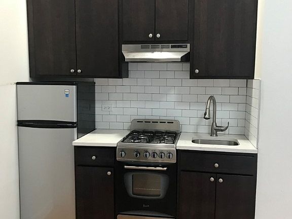 3rd image of 730 W Cornelia Ave APT 202