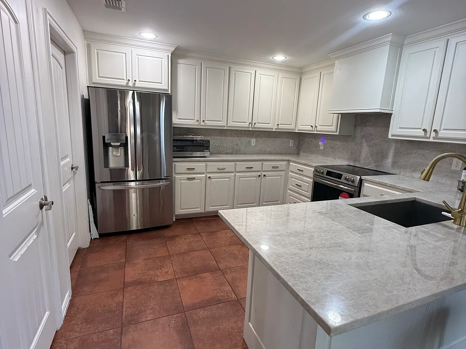 4 bed, 2.5 bath, 2680 sqft, $3,100 — Photo 2