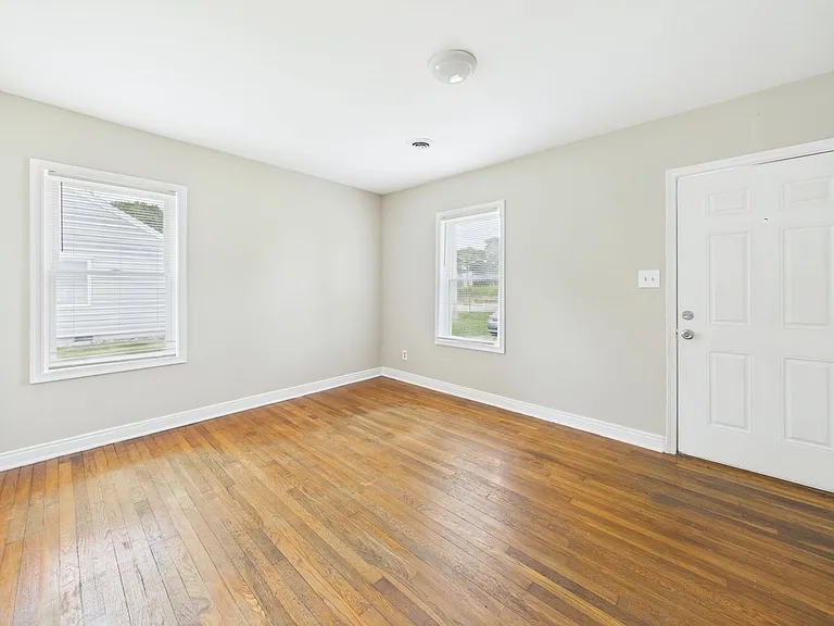 2907 Creighton Rd — Photo 2