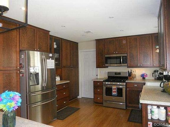 Custom Kitchen w/stainless steel appliances