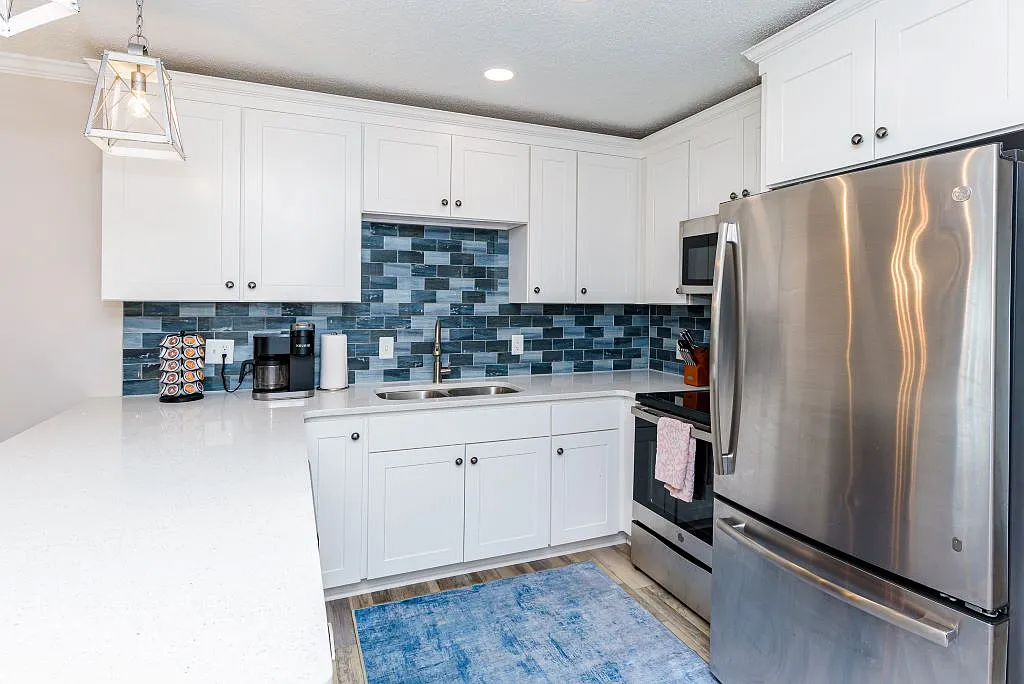 2 bed, 920 sqft, $2,400 — Photo 3