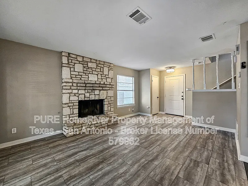 3 bed, 2.5 bath, 1428 sqft, $1,585 — Photo 2