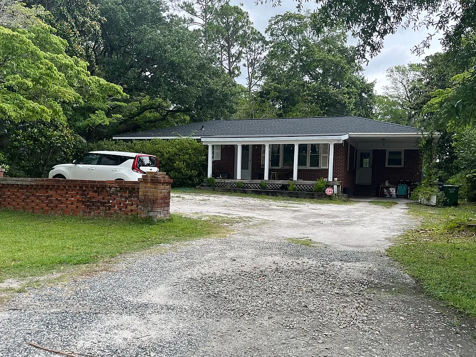 222 Woodland Dr