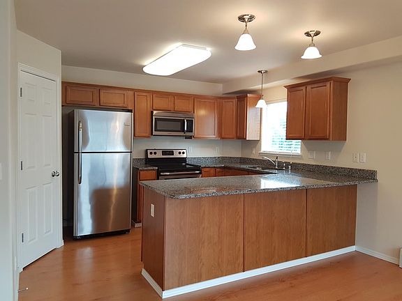 Delux kitchen with granite countertops, stainless steel appl