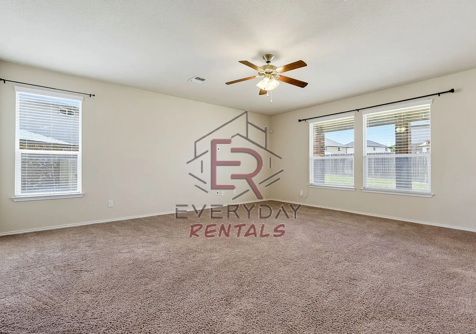 4 bedroom with an office located in Yowell Ranch with Rent Special — Photo 4