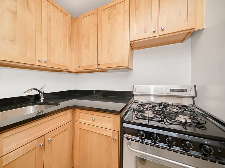 451 E 83rd St #19-B — Photo 3