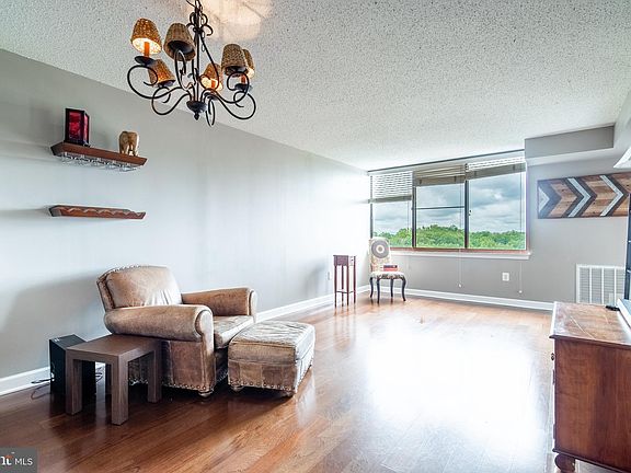 3rd image of 10101 Grosvenor Pl APT 1702