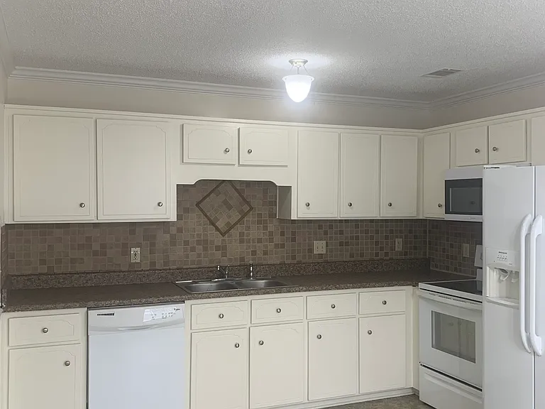 761 Melissa Dr — Photo 4