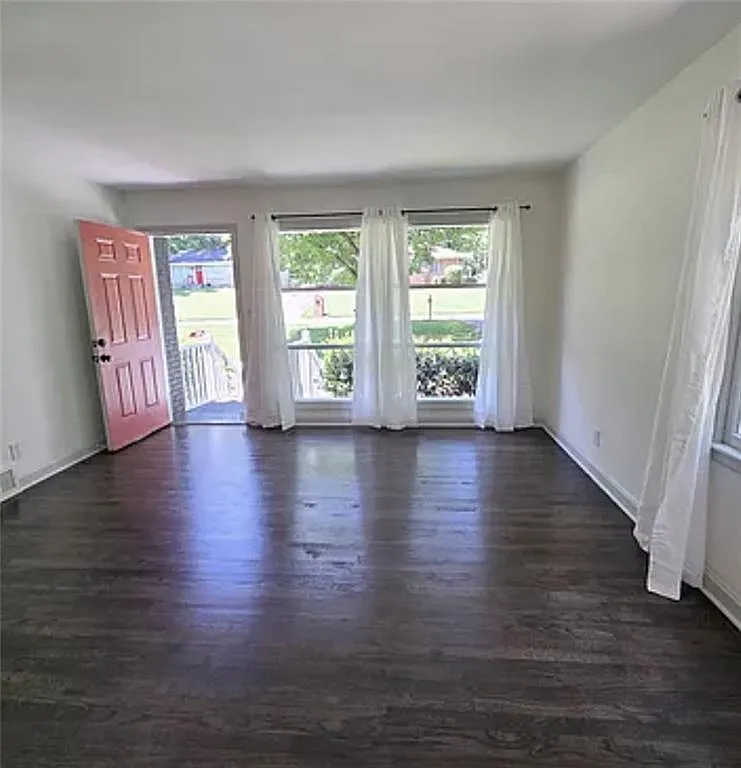 3 bed, 1.0 bath, 1014 sqft, $1,995 — Photo 2