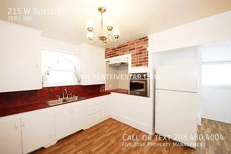 2 Bedroom Upstairs Apartment With NEW Flooring! — Photo 4