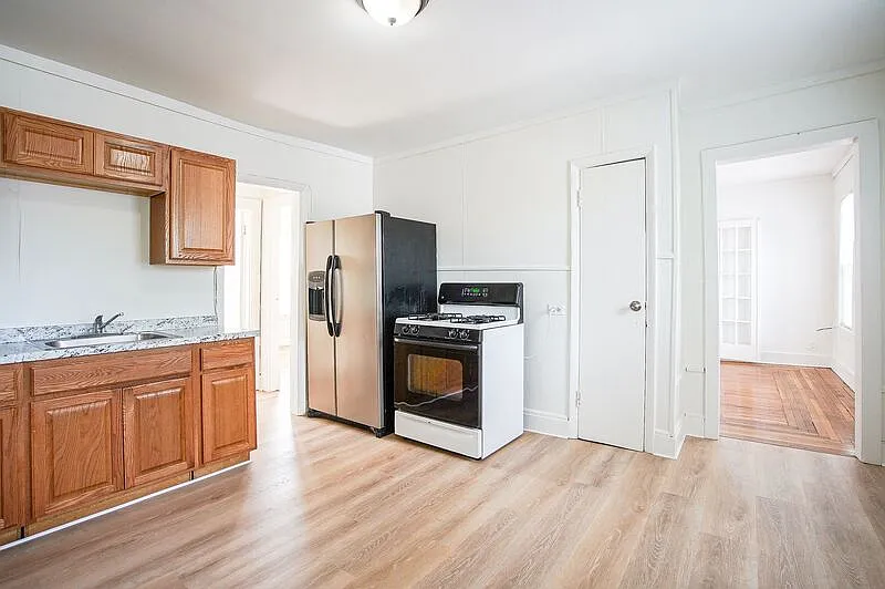 3 bed, 1.0 bath, 1240 sqft, $1,695 — Photo 3