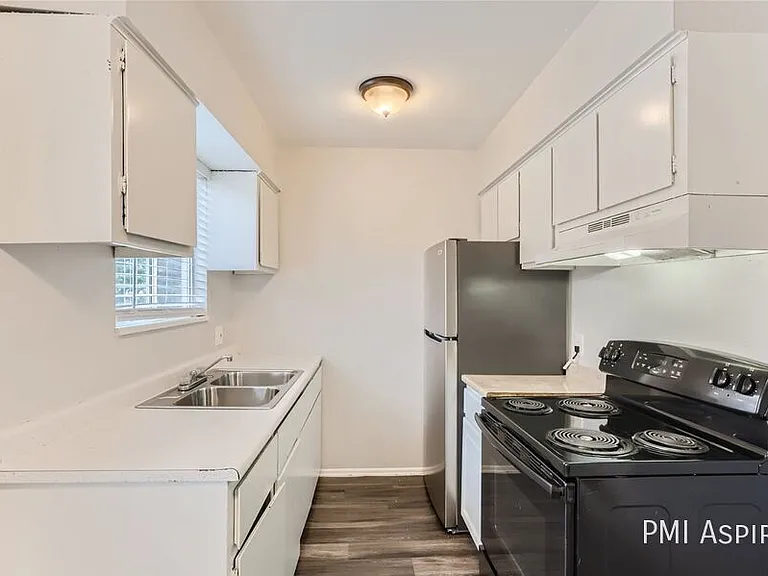 Keri Lyn Apartments — Photo 18