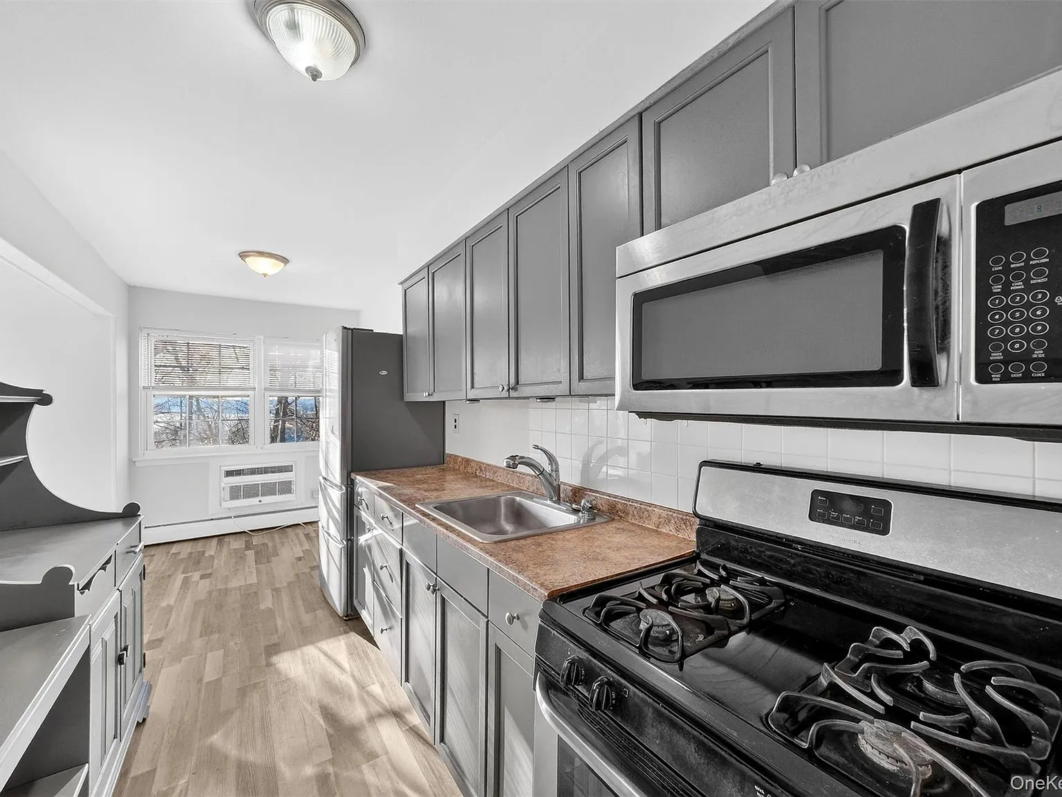 2 bed, 1.0 bath, 800 sqft, $2,400 — Photo 2