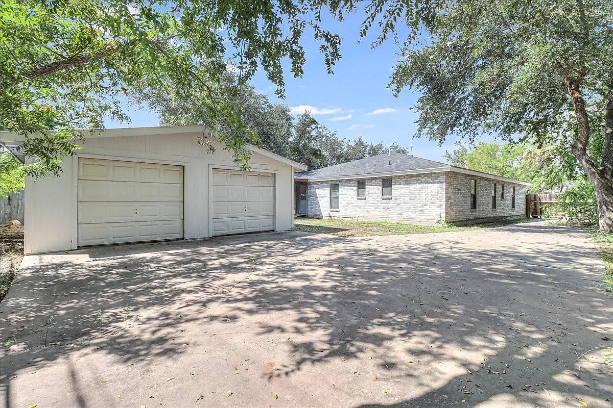 3 bed, 4.0 bath, 2068 sqft, $2,700 — Photo 1
