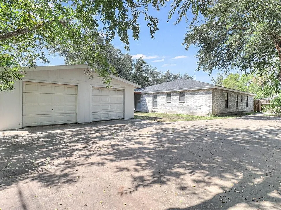 2111 E Lott Ave