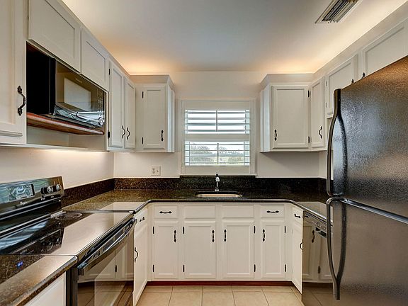 4th image of 30 Pine Arbor Lane #107