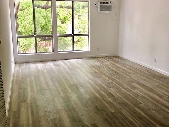 3rd image of 14808 Blythe St APT 2