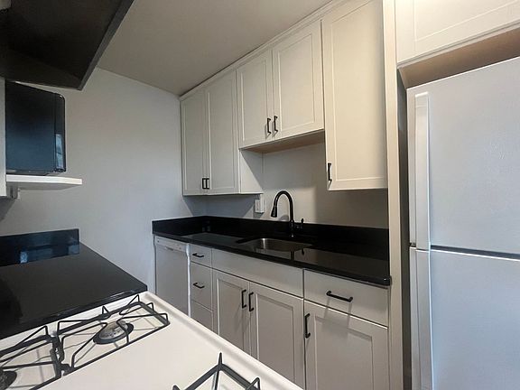 3rd image of 451 Fairview Ave N APT B2