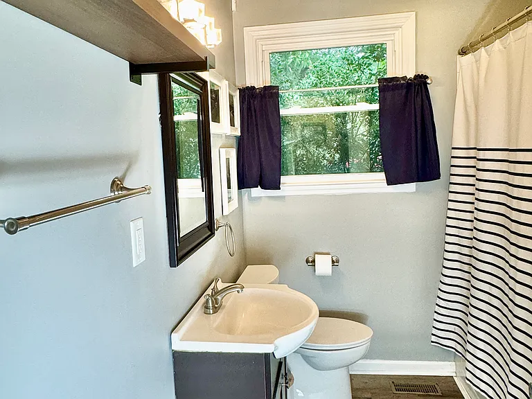 702 Crockett St — Photo 10