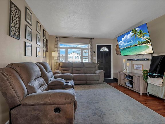 4th image of 426 Ridgemere Way