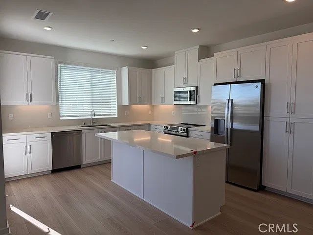 3 bed, 2.5 bath, 1326 sqft, $3,950 — Photo 4