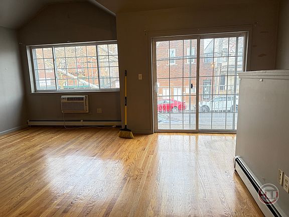 4th image of 1561 Mayflower Ave #2