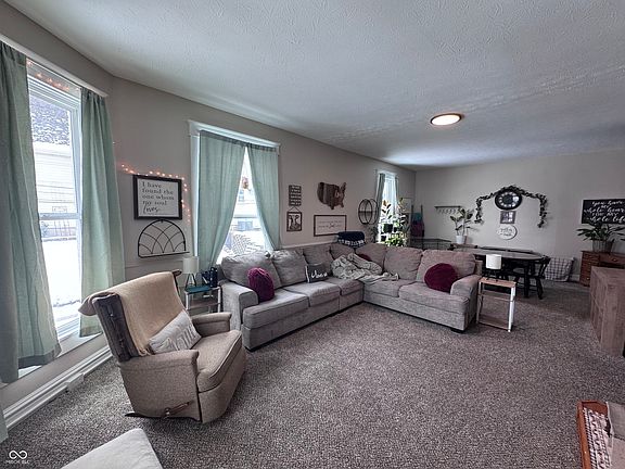 4th image of 810 S Green St