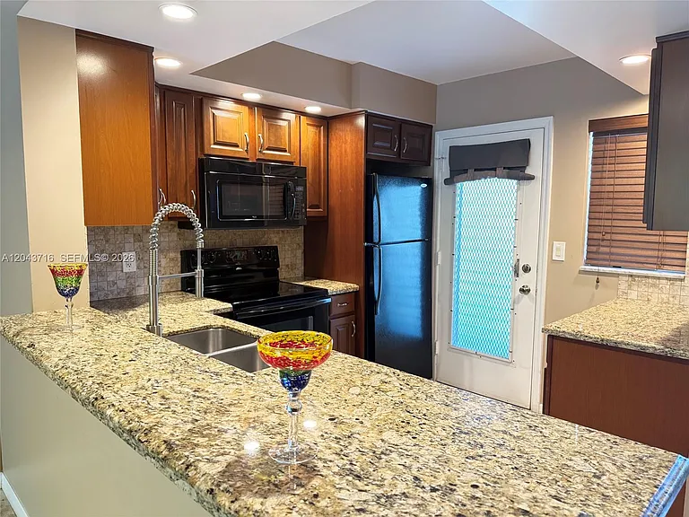 320 NE 12th Ave #303 — Photo 7