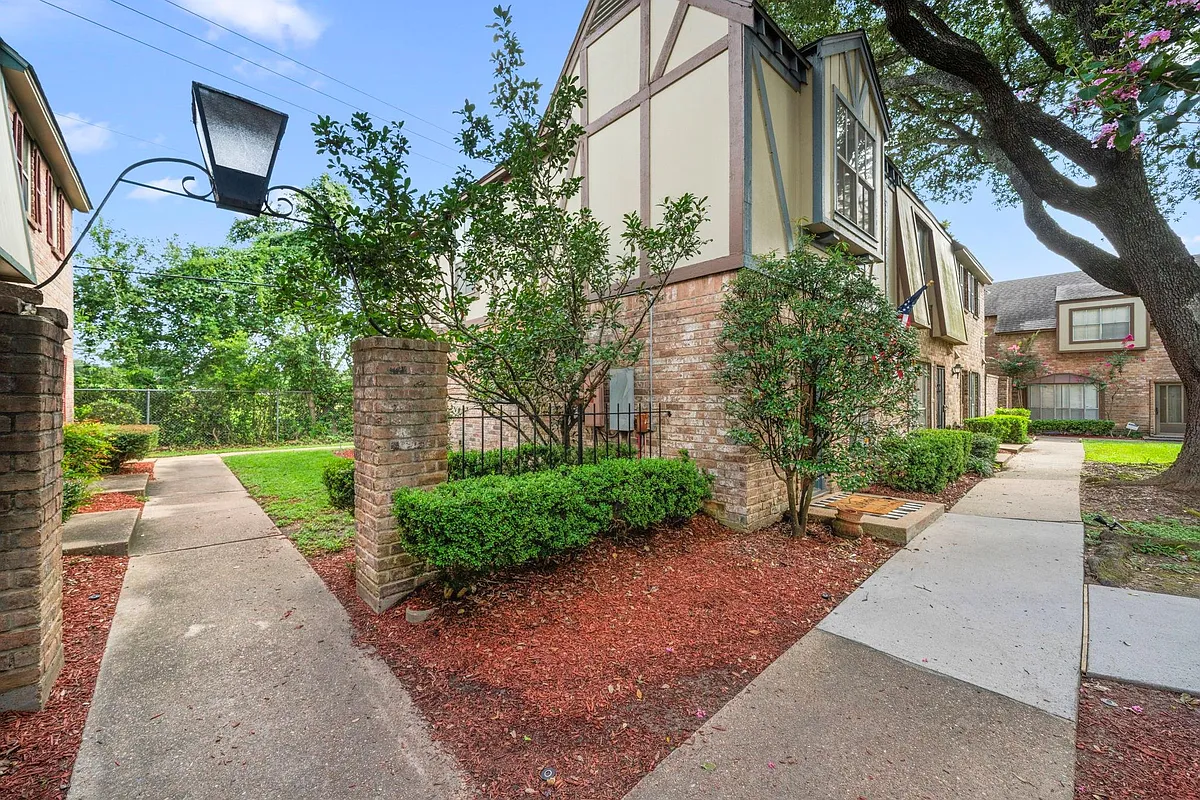 Building Photo - 14703 Barryknoll Ln #26