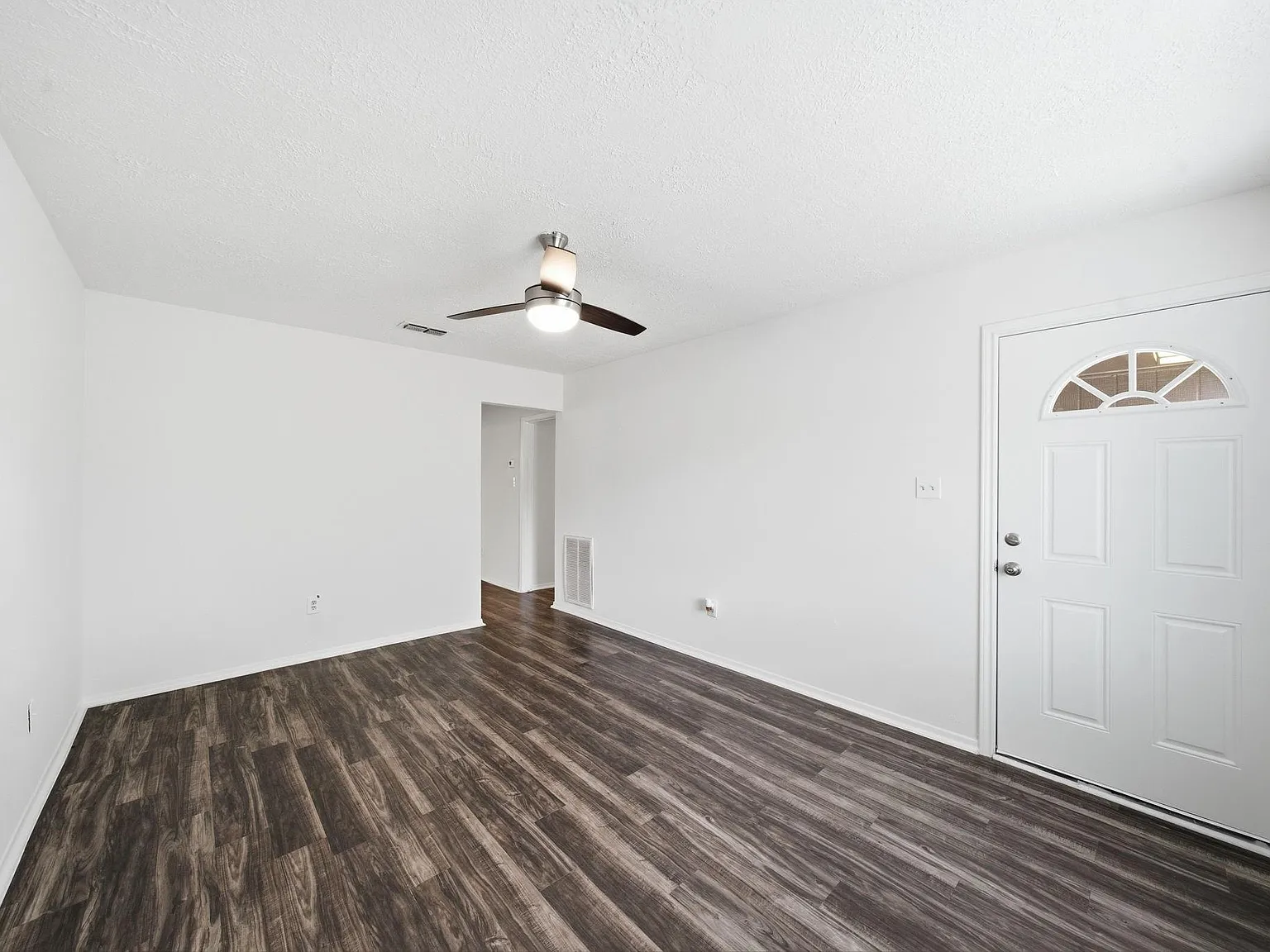 3 bed, 2.0 bath, 1405 sqft, $1,950 — Photo 2