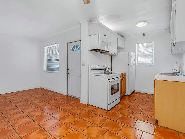 421 NE 1st St #204 — Photo 15
