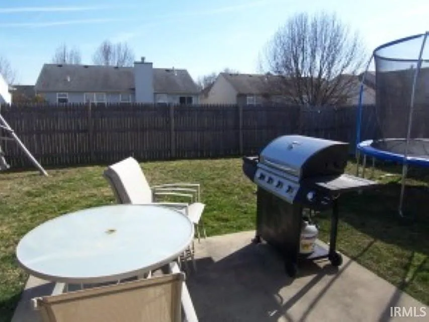 3 bed, 2.0 bath, 1295 sqft, $1,595 — Photo 2