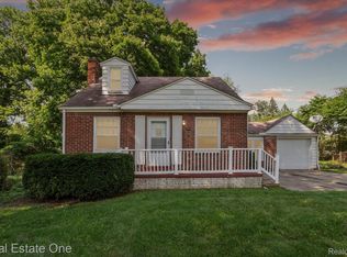 4054 Woodstock Rd, Waterford, MI 48328