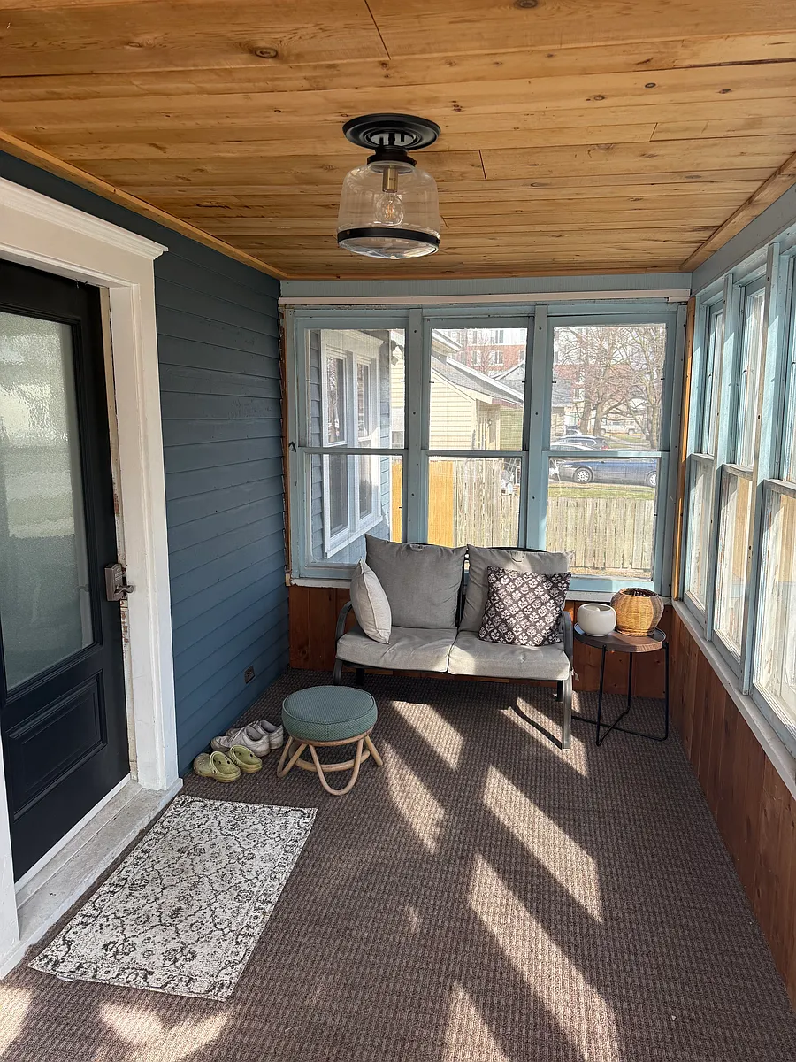 Enclosed front porch to entry off of driveway. - 2827 Wood St