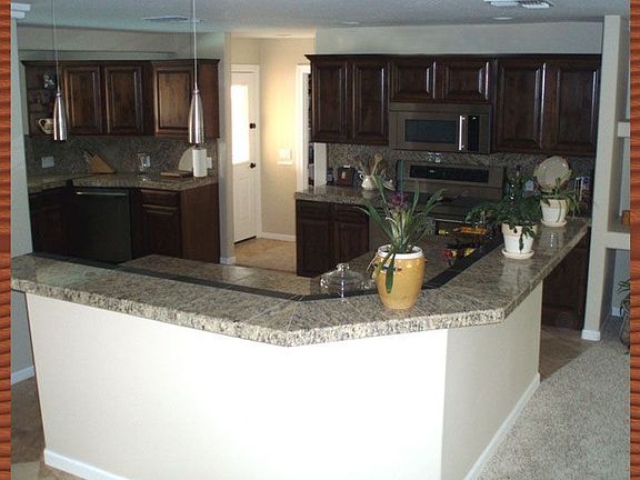 Kitchen & Breakfast Bar