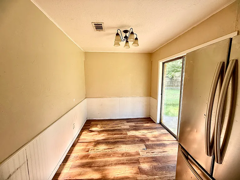1135 Cooper Ln — Photo 3