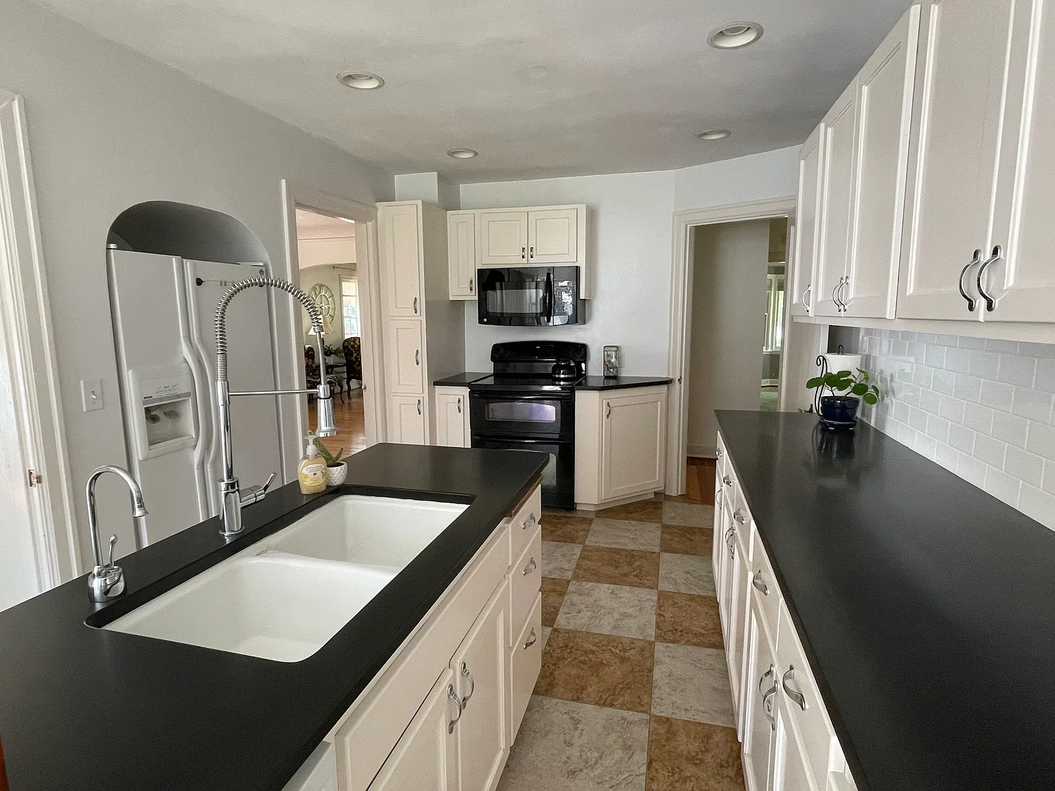 3 bed, 2.5 bath, 2714 sqft, $2,300 — Photo 2